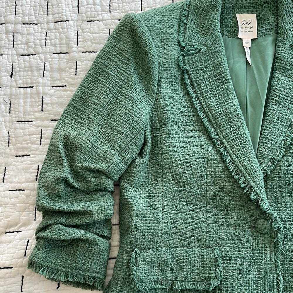 Cinq a sept Green Blazer with Notched Lapels and Tailored Silhouette - Picture 3 of 5